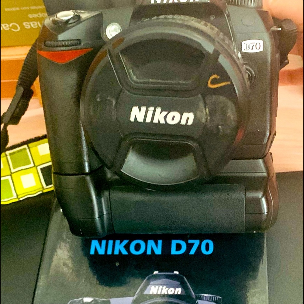 Nikon D70 with lens nickor DX AF-S 18:70 mm